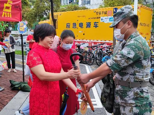 宝安民兵备伞送伞护航高考