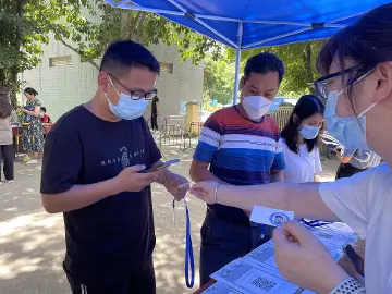 光明街道开展“防两毒贴民生”宣传活动