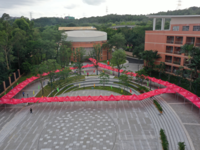 助力高考考生全力应考！深圳市龙城高级中学架起“遮雨连廊”