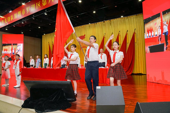 队旗迎风飘扬，罗湖“红领巾”们共赴区第六次少代会！  