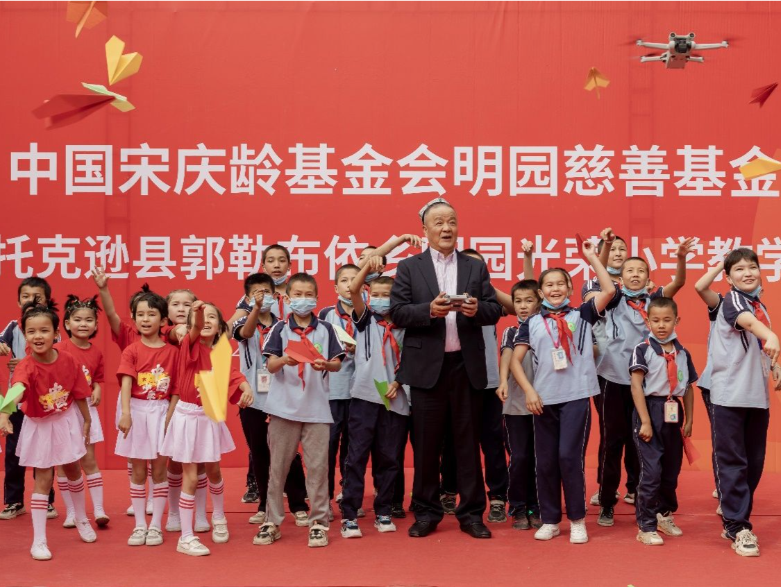 马明哲为吐鲁番明园学校揭牌 ，持续助力乡村教育振兴