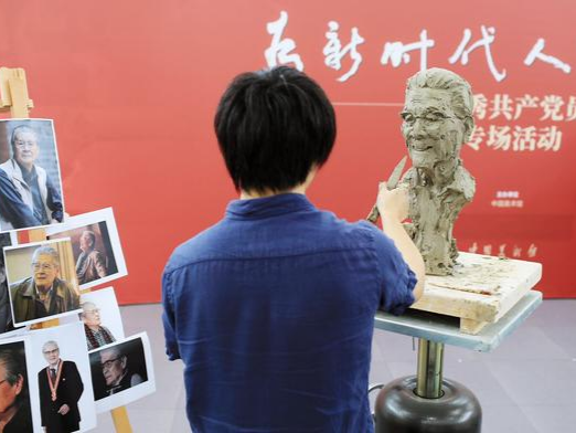 中国美术馆为已故表演艺术家蓝天野、词作家乔羽塑像