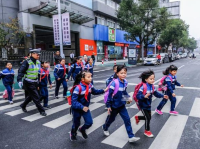 深圳市政协委员、交通部门等围绕龙华信义学校路段交通问题协商 为学生上学创造安全环境
