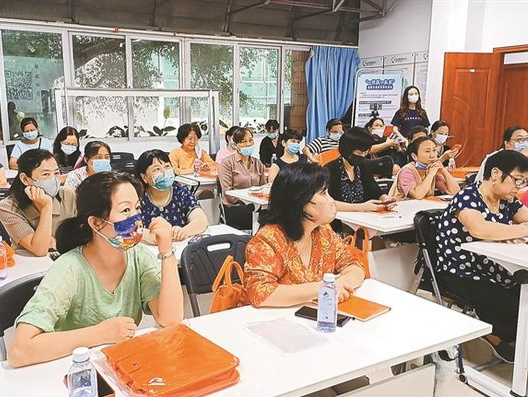 中新街社区居民家门口学习空间收纳新技能