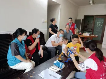 凤凰街道入户走访慰问困境儿童为未成年人健康成长营造良好环境