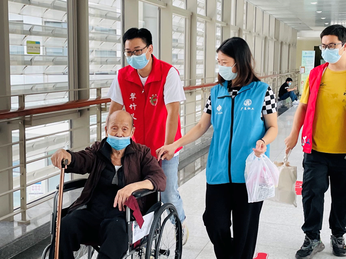 88岁独居老人身体不适 翠竹街道社工志愿者贴心帮助