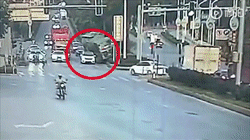 惨烈！大货车侧翻压扁小轿车致3人死亡
