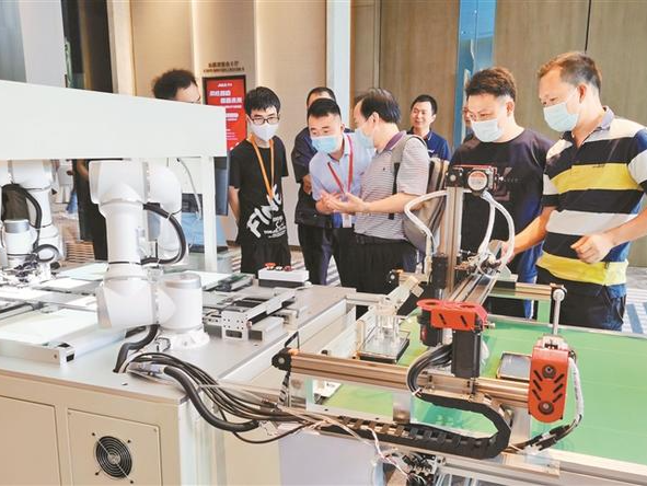 国内协作机器人研发生产优势明显