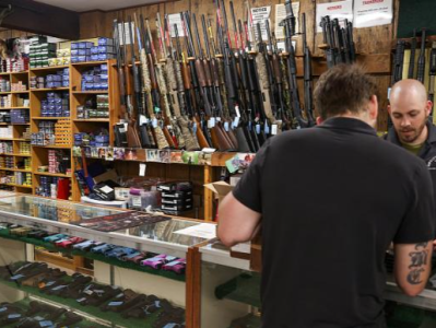 美众议院通过枪支管制法案：购买半自动武器年龄要求提至21岁
