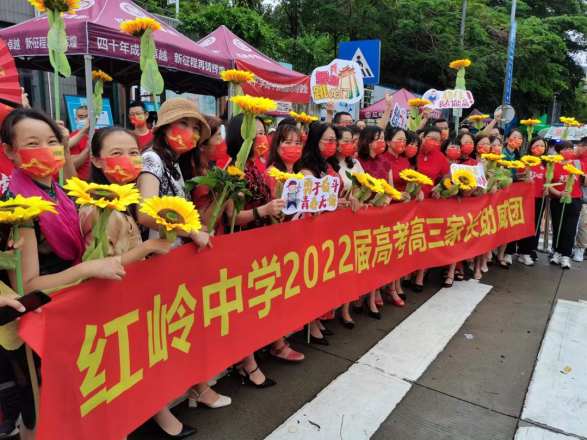 高考充满仪式感 花式送考暖心田