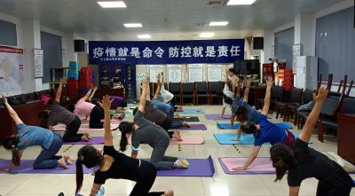 凤凰街道开展公益瑜伽培训 引领居民文明健康生活方式