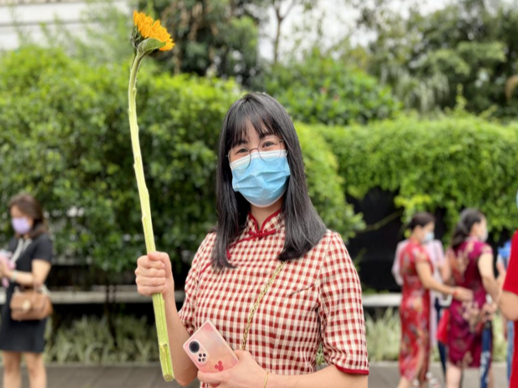 多图直击高考首日：家长着定制服装为考生加油