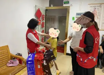 公明社区开展庆“六一”迎“端午”走访慰问困难家庭儿童活动