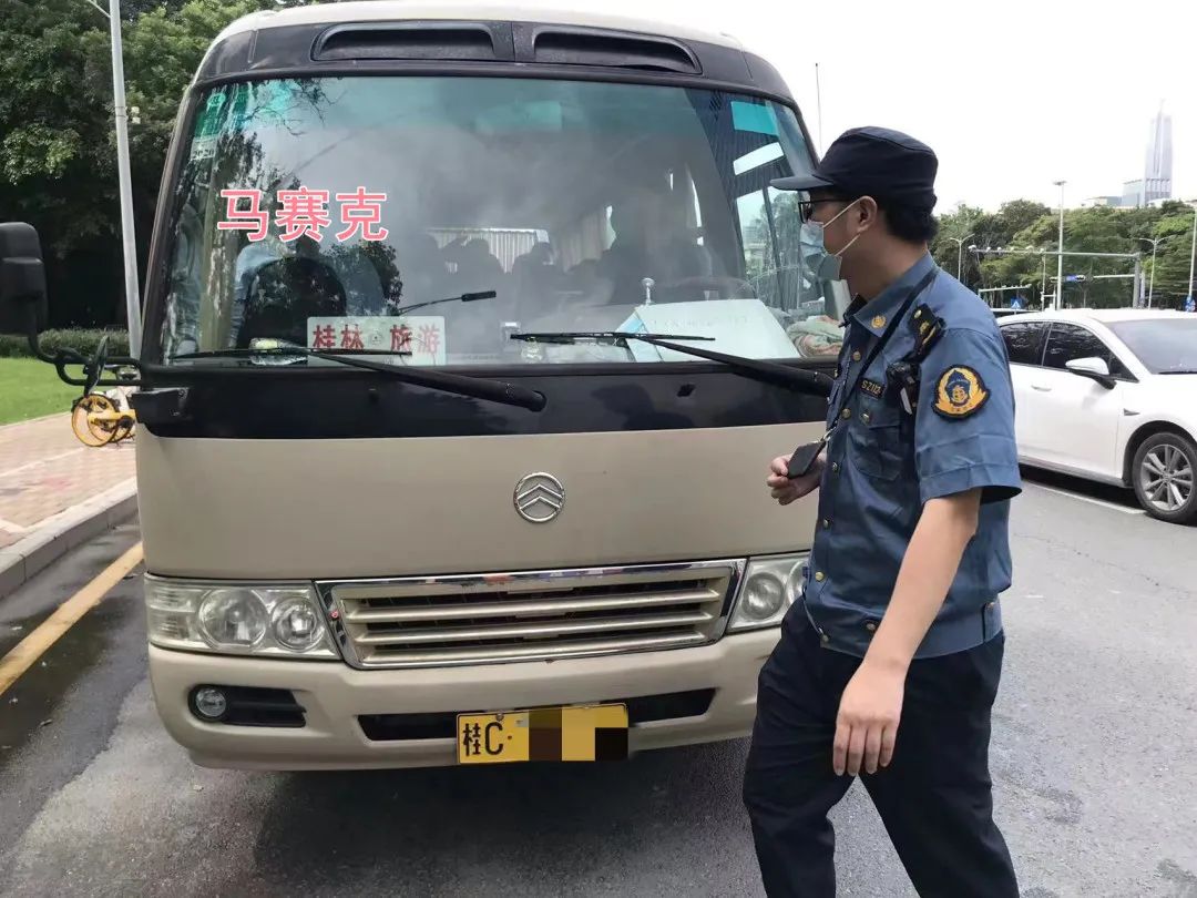 外地大巴正在路边上客，执法君拦住一查包车合同，发现……
