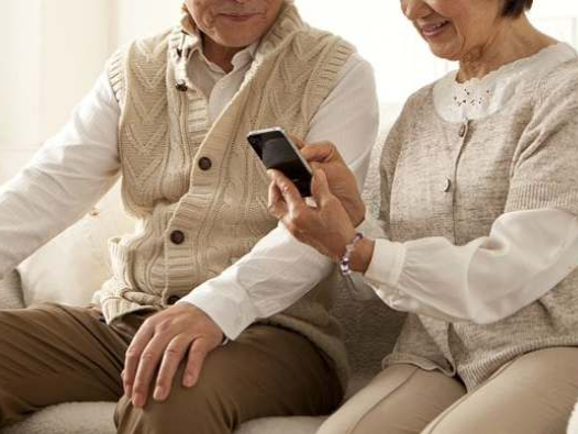 过度用手机带来健康隐患，老人如何跳出“数字沉迷”