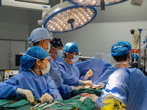 心脏瓣膜100％微创化治疗！港大深圳医院成功完成胸腔镜免缝合生物瓣置换