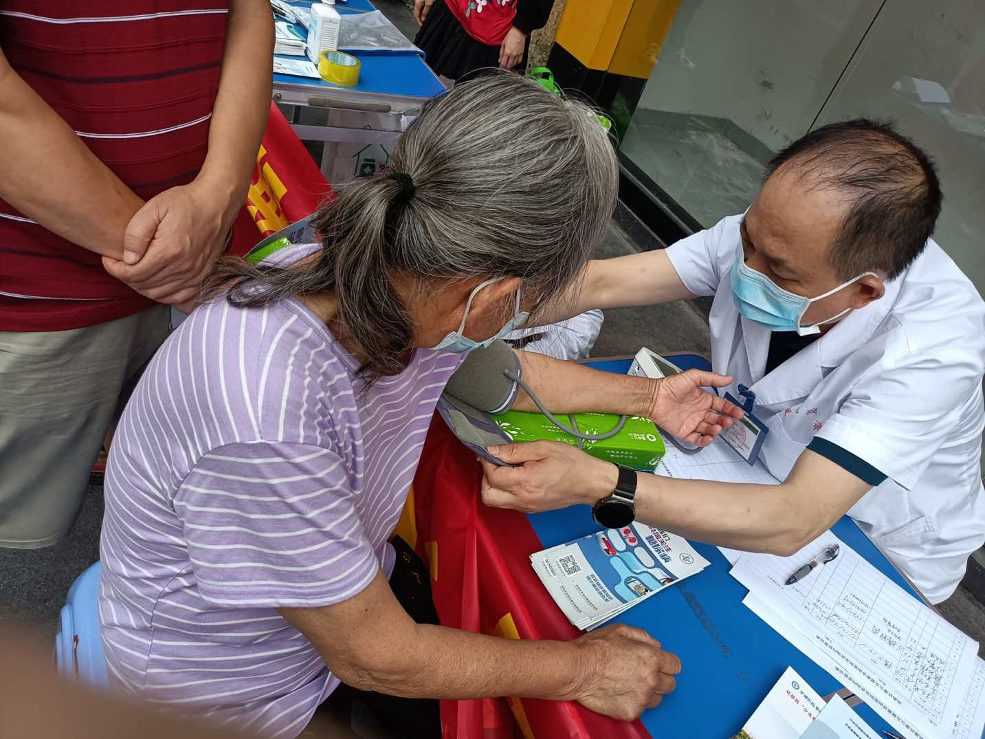 黄贝之声| 凤凰社区关爱长者健康义诊活动提高居民预防意识