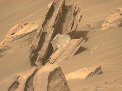 NASA在火星上发现人类垃圾？闪亮金属薄片嵌在岩石间，产自美国