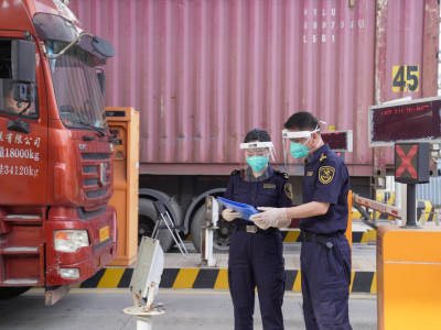 广东省内海关助力稳外贸，“大湾区组合港”进出口货物24小时运输不停歇
