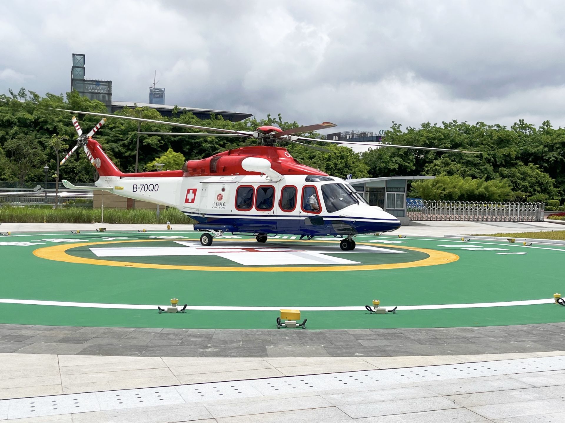 医疗急救进入航空时代！香港大学深圳医院直升机停机坪启用