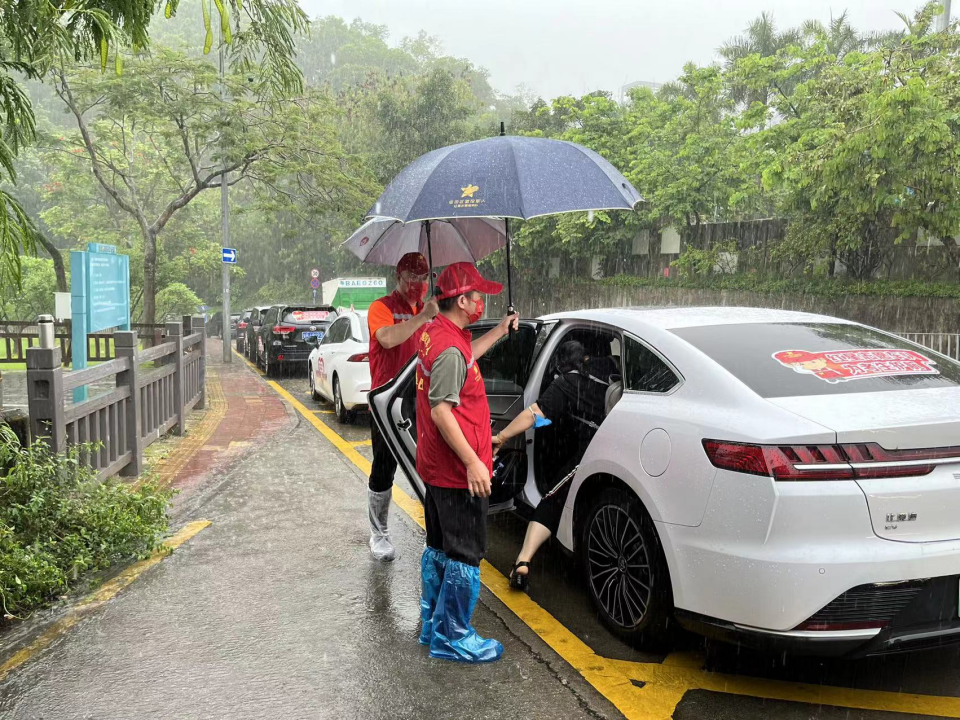 暴风雨中守候，深圳福田红星志愿者用爱“撑伞”