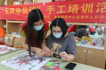 马田街道开展“无声杂货铺”钻石画手工培训