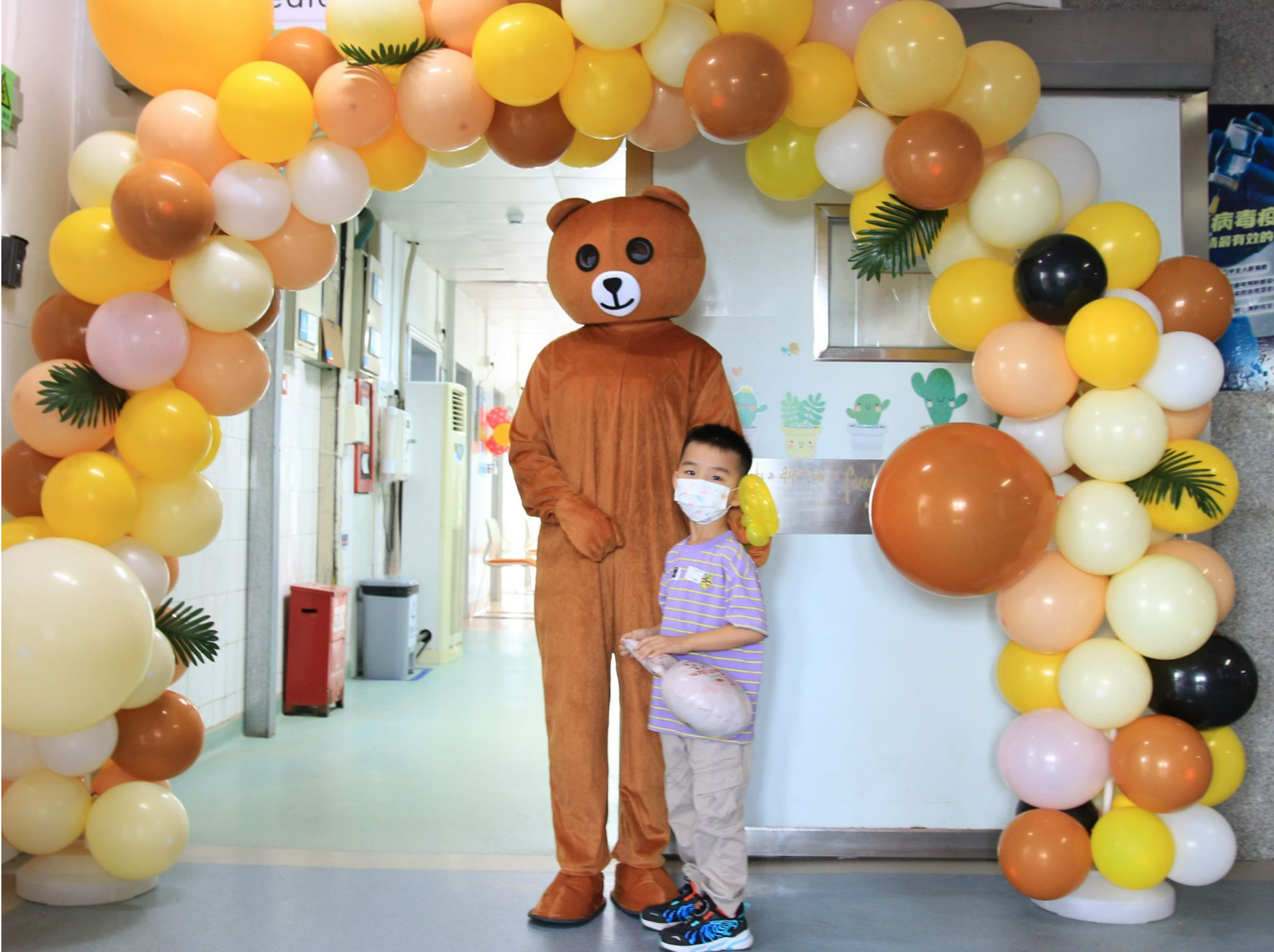 熊出没！坪山妇幼保健院请来欢乐熊，为孩子们送上节日祝福！