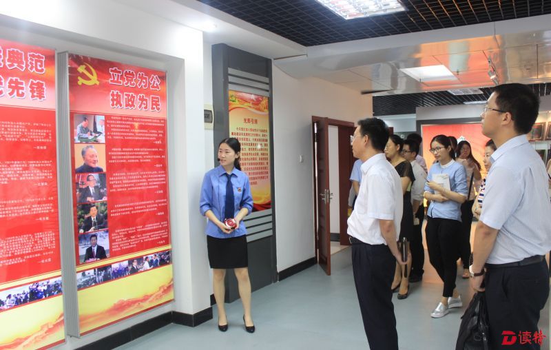 日前，阳光保险集团党委将“两学一做”与廉洁从业教育相结合，组织党员参观廉洁警示教育基地，进一步强化党员的党性、法纪和廉洁意识。