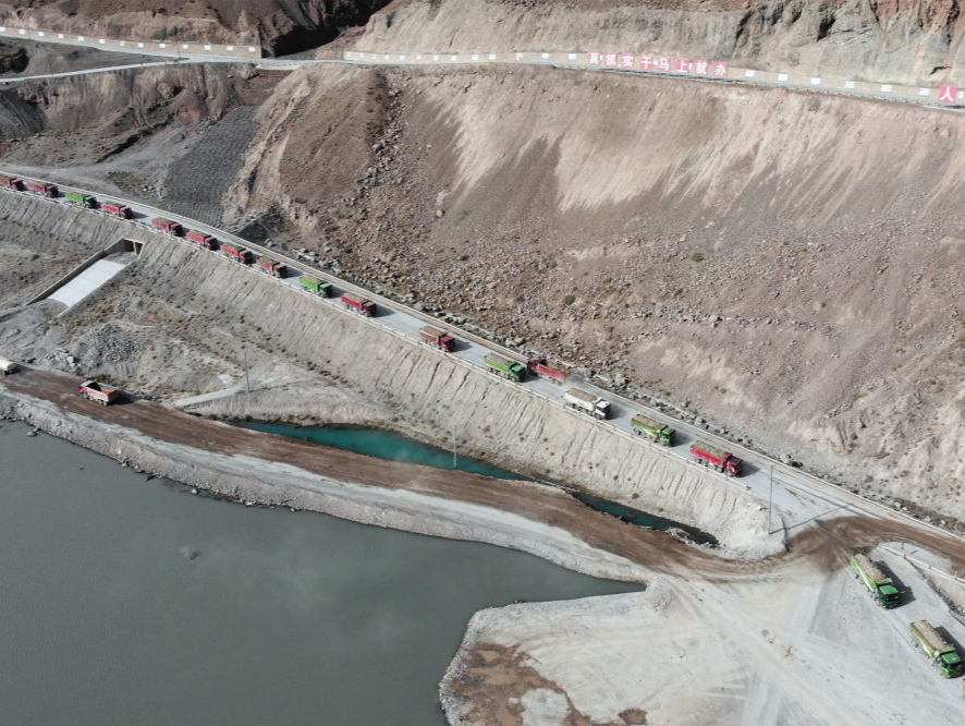 新疆大石峡水利枢纽大坝填筑至1500米高程