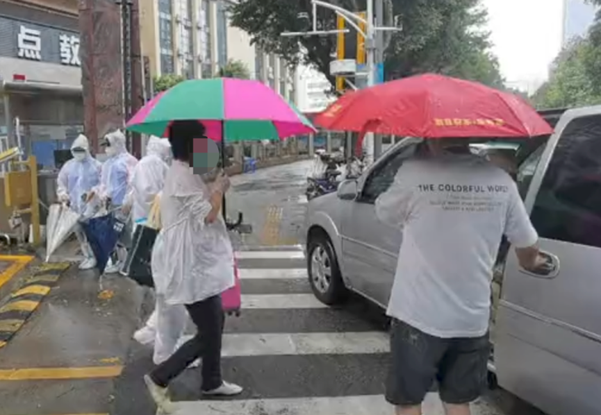 暴雨中，罗湖东晓街道防疫人员爱心接力护送孕妇产检