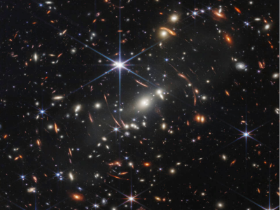 “一粒沙”中的星系团！看詹姆斯·韦伯空间望远镜拍到了什么