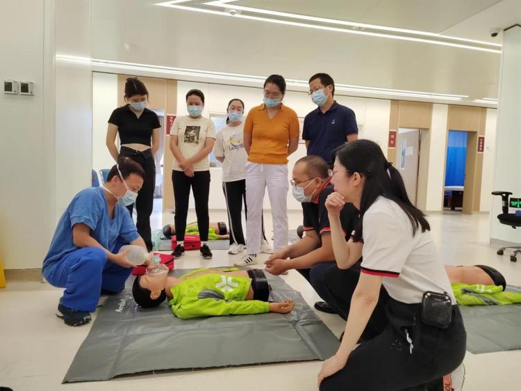 保安大哥、保洁阿姨都要学急救，深圳这家医院CPR培训很给力
