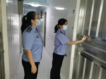 确保“白名单”底册完整准确 玉塘街道网格员开展“扫楼式”排查 
