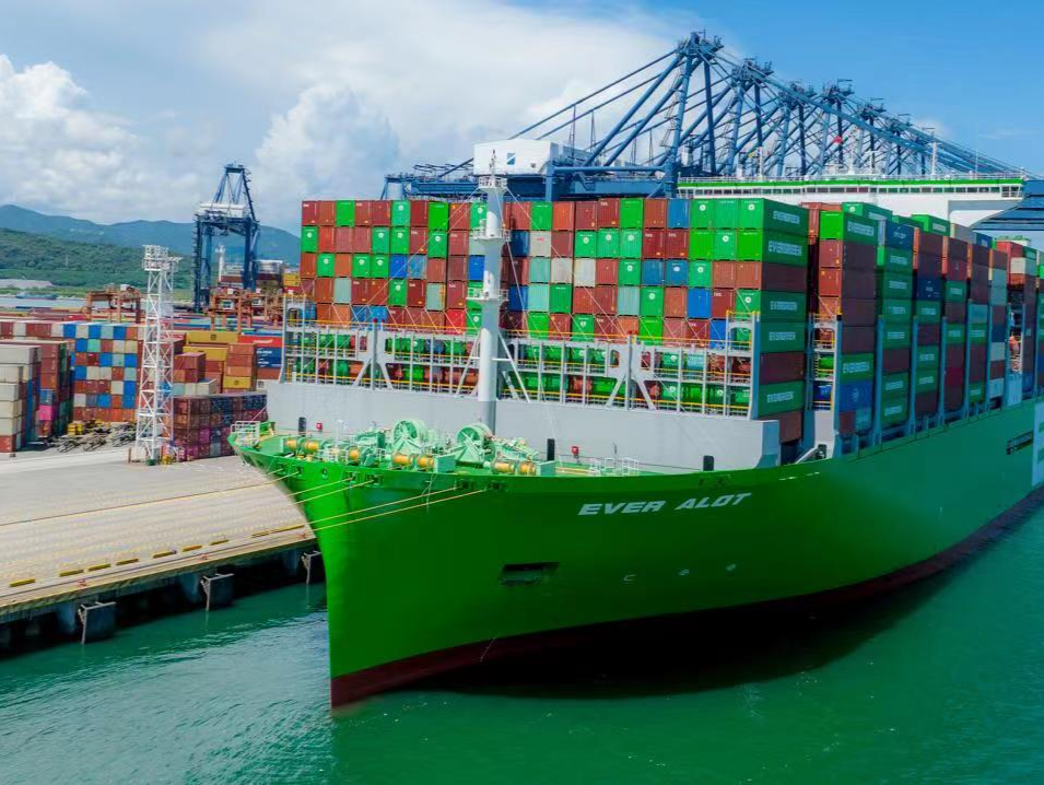 比世界最大航母还长63米！中国造全球最大集装箱船首航靠泊盐田港