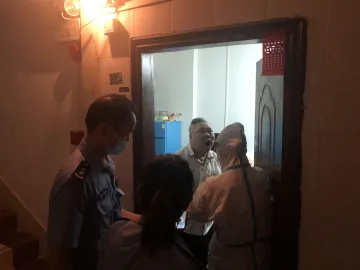 心系特殊群体，光明街道网格员携手医护为居民送温暖