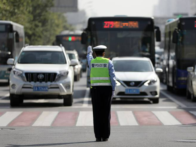 二次过街暴晒时间长 行人安全岛等候存隐患  深圳交警在196个路口开启快速过街模式
