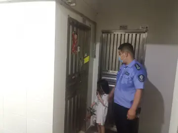 幼童独自出门玩耍 公明网格员暖心护送回家