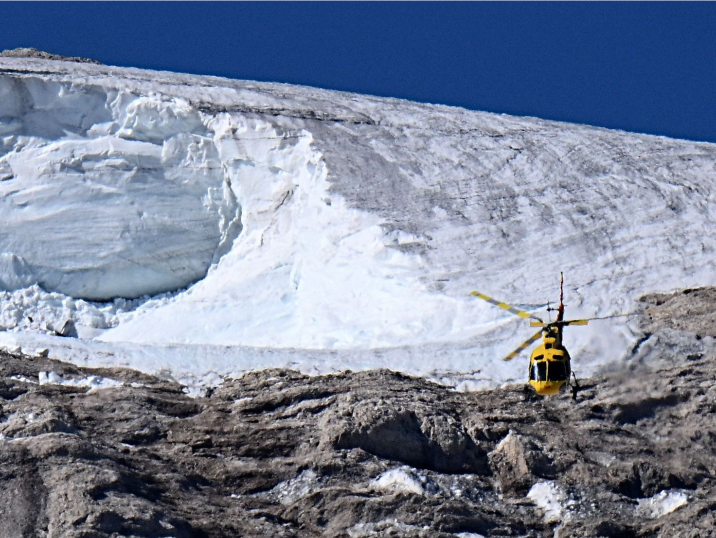 阿尔卑斯山罗讷冰川被覆盖“白毯”，以减缓冰雪消融速度