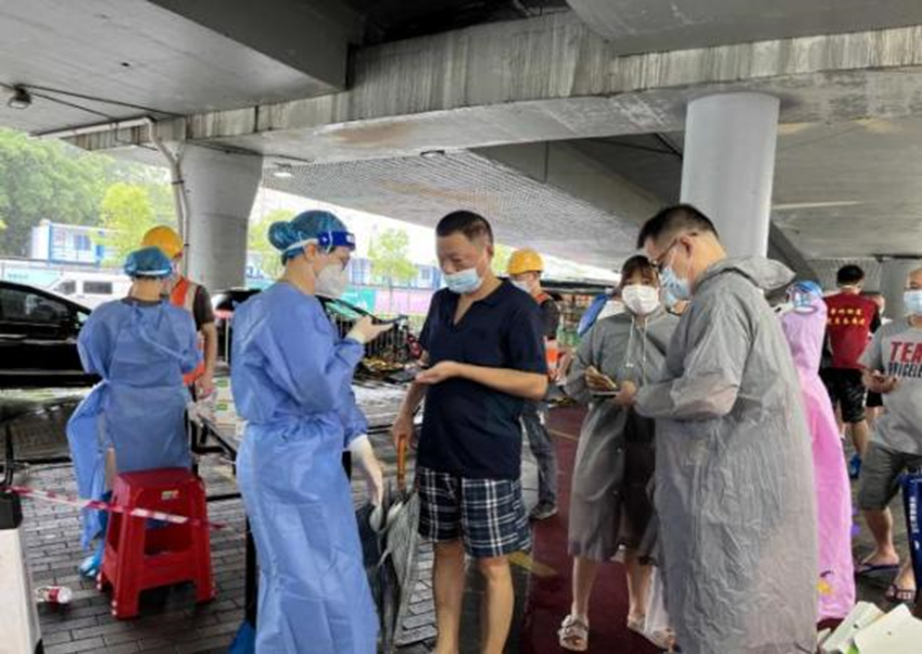 风雨无阻 翠宁社区防疫志愿者在台风中坚守