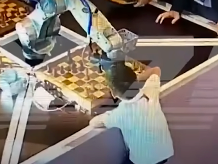 国象比赛与机器人对弈，俄7岁棋童手指被机器人夹骨折
