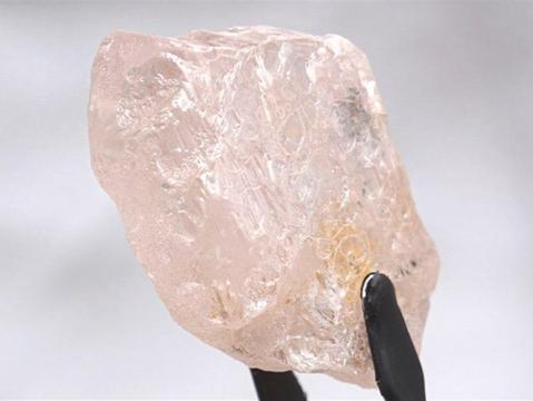 安哥拉发现重达170克拉稀世粉钻，系300年来世界最大