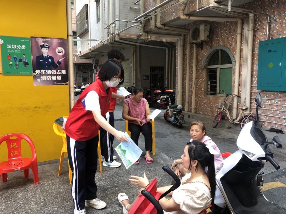 上村社区开展“创文”志愿服务活动
