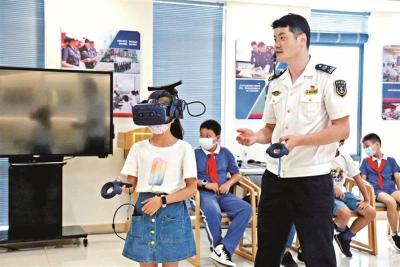 深圳海事局举行开放日活动 学生戴上VR眼镜体验“航海”