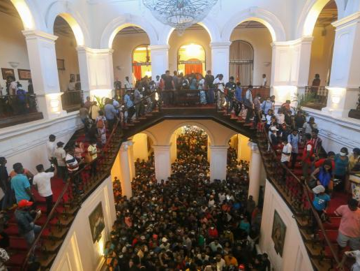斯里兰卡抗议者拒让步：总统和总理正式辞职前不会离开其官邸