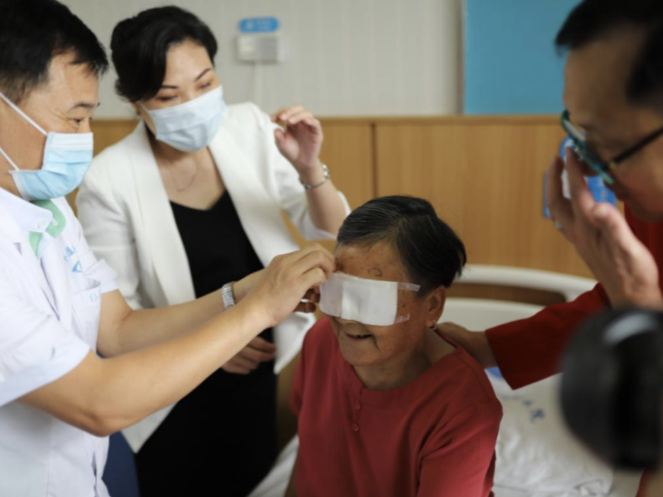 她是深圳捐献眼角膜第一人！23年后，她的母亲收到来自深圳的爱