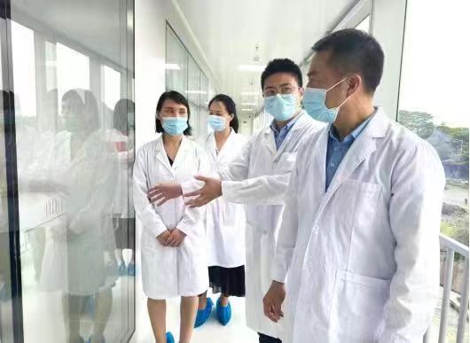 加快培育科技创新型企业 凤凰街道到深圳市茵冠生物科技有限公司调研 