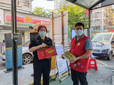长圳社区工会为一线防疫工作人员送上消暑物资