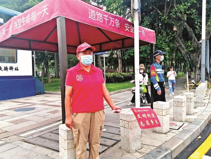 “红马甲”成路口耀眼风景线 福永街道志愿者和交警开展交通秩序维护工作