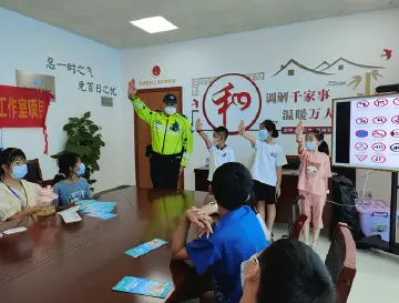 浪心社区举行青少年交通安全知识学习活动
