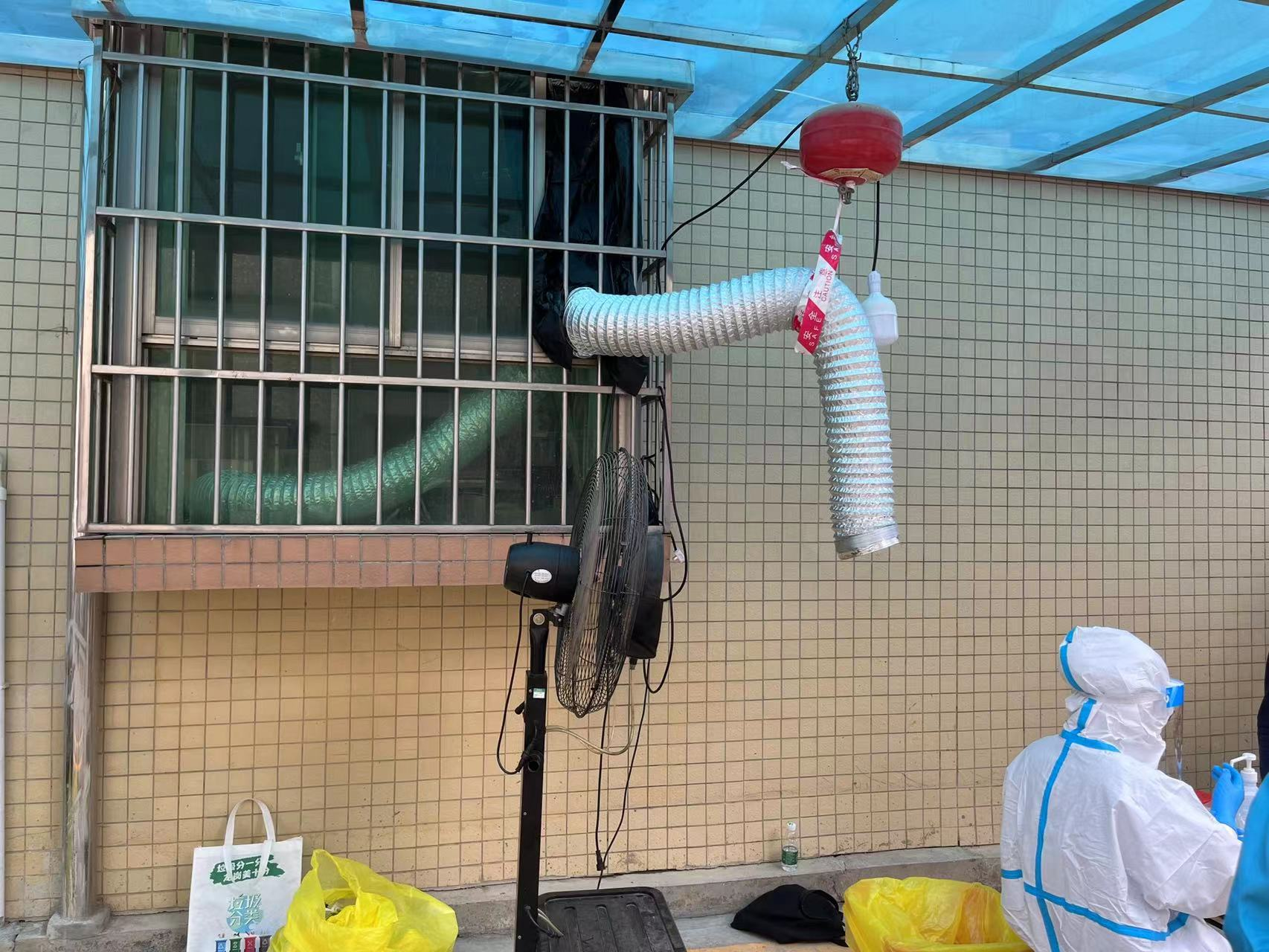 搭管道，送冷气！坪地街道细心呵护防疫人员  